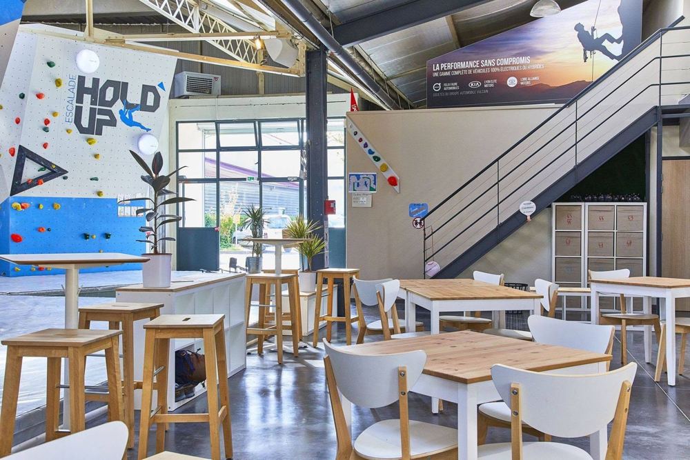 Espace bar et détente avec tables en bois