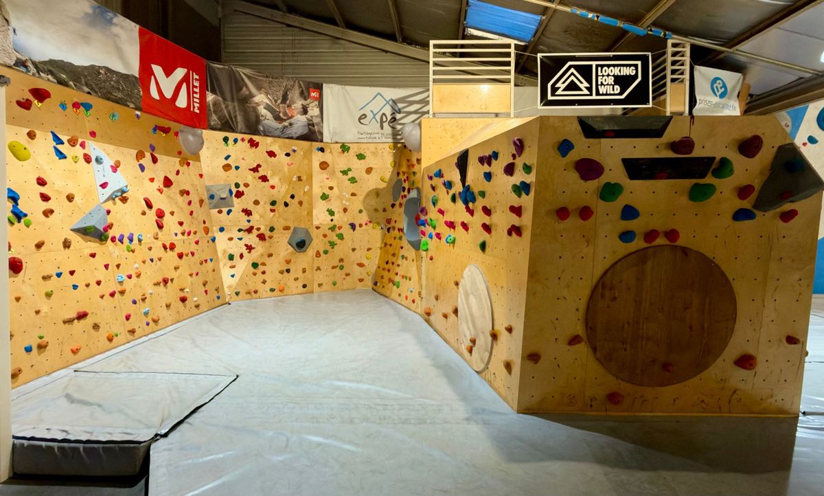 Espace enfant : murs en bois couverts de prises colorées