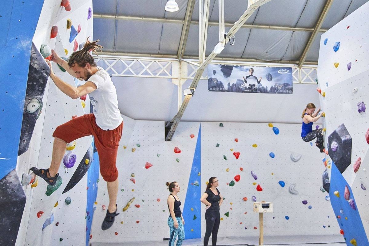 Grimpeurs en séance sur les murs de la salle Hold'Up